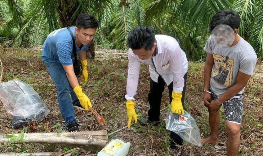 Polisi Cari Barang Bukti Yang Dibuang Oleh Pelaku Pembakaran Mobil