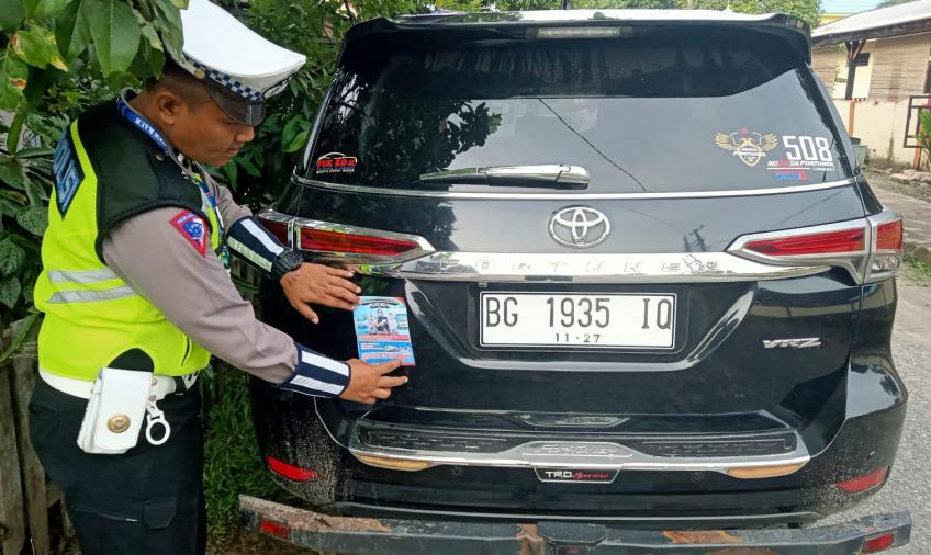 Satlantas Polres Kaur Bagikan dan Pasang Stiker Imbauan
