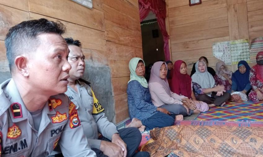 Kapolsek Batiknau Ipda Deni Mashuri, SH Saat Melayat Ke kediaman Korban Lakalantas