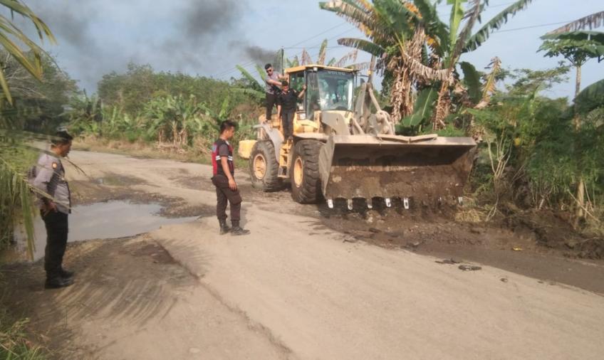 Polsek Lais Dan Perusahaan Lokal Saat Perbaiki Jalan Rusak