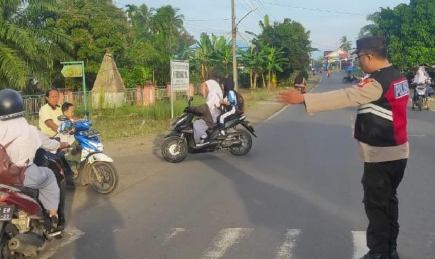 Tingkatkan Kehadiran Ditengah Masyarakat, Polsek Lais Melaksanakan Pengaturan Lalu Lintas