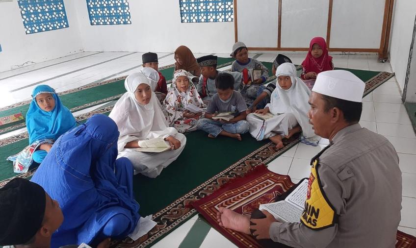 Bhabinkamtibmas Polsek Enggano Ajarkan Anak-anak Mengaji