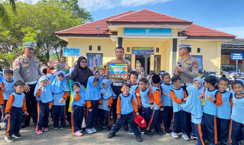 Sat Lantas Polres BS Foto Bersama Dengan Murid TK Qurata'ayun 