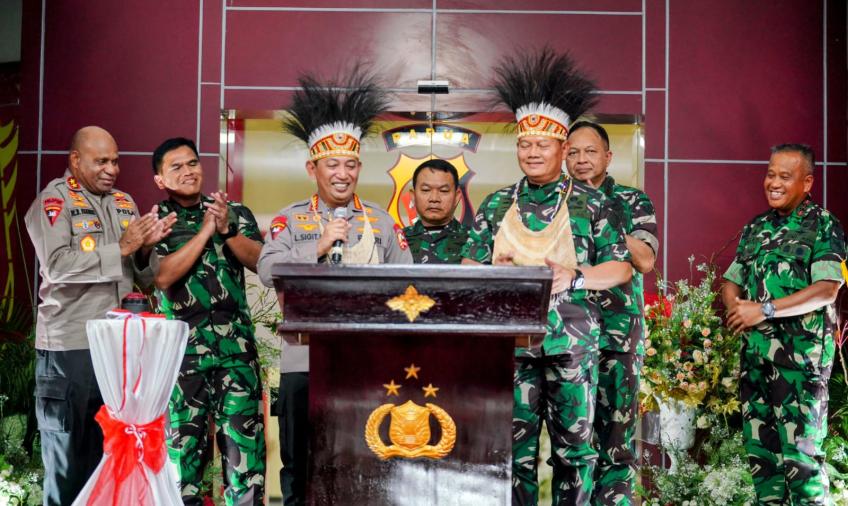 Ratas Bareng Presiden, Kapolri Tegaskan TNI-Polri Kawal Seluruh Kebijakan di Papua 