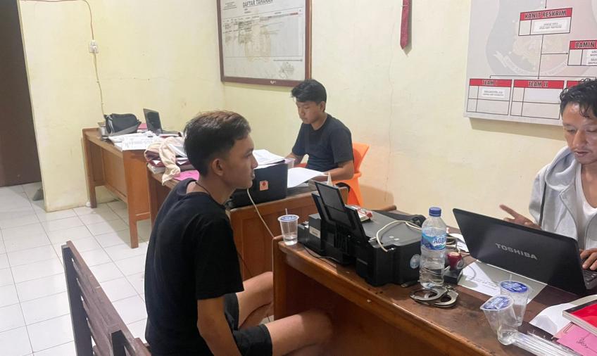 Pelaku saat diperiksa petugas
