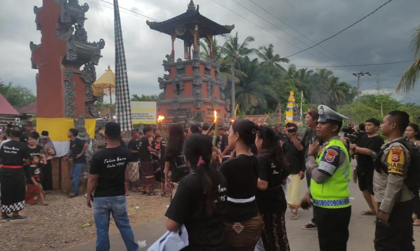 Polres Bengkulu Tengah Berikan Pengamanan Nyepi Rahajeng Rahina Tahun Baru Caka 1945 di Desa Sunda Kelapa