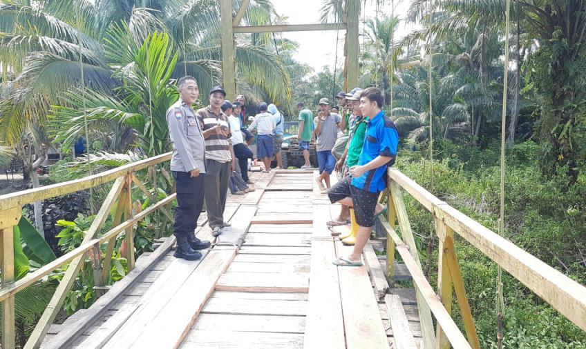 Wujud Sinergitas, Bhabinkamtibmas Polsek Seginim  Bersama Warga Gotong Royong Perbaiki Jembatan