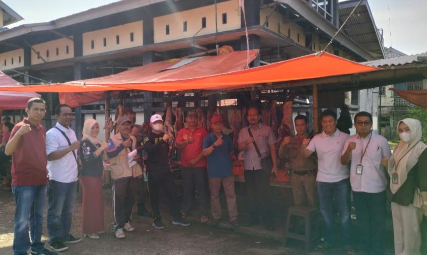 Kasat Intelkam Polres Bengkulu Selatan Dan Pemerintah Daerah Monitoring Stok Harga Sembako di Pasar Ampera 