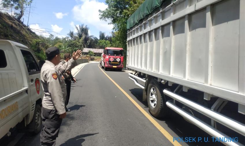 Polsek Padang Ulak Tanding Laksanakan Kegiatan Patroli di Jalan Lintas Lubuk Linggau - Curup