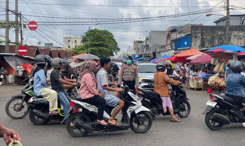 Pengamanan Pasar Tumpah Oleh Personel Polsek Gading Cempaka 