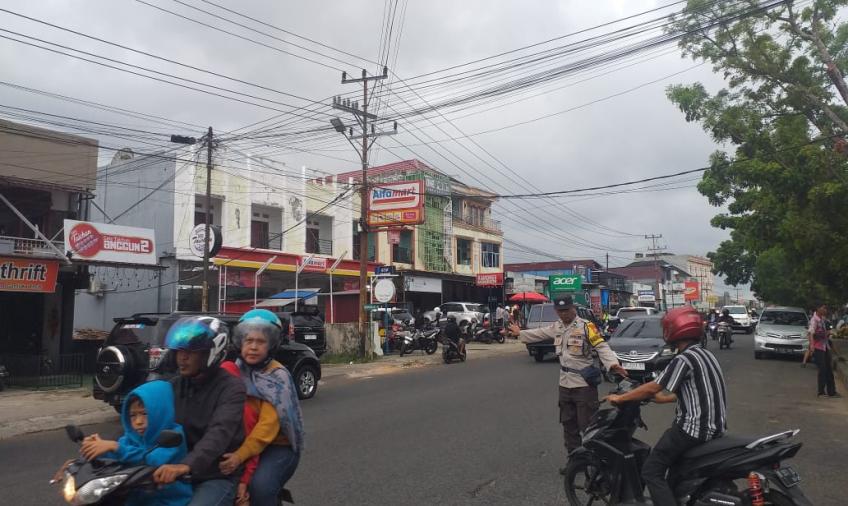 Personel Polsek Gading Cempaka Lakukan Pengaturan Arus Lalin Pasar Tumpah Didepan Kantor Camat