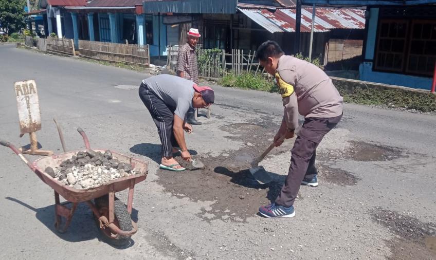 Proses Perbaikan Jalan Rusak Dan Berlubang Oleh Bhabinkamtibmas Polsek Lebong Selatan