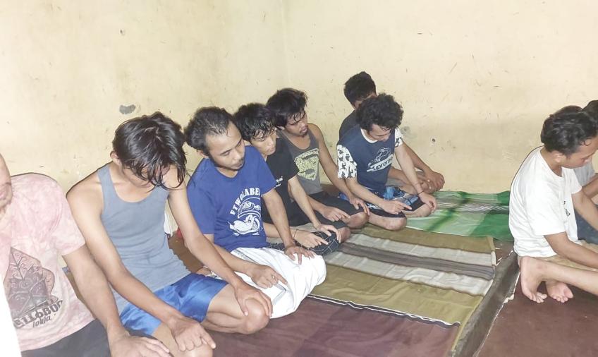 Tahanan Polsek Gading Cempaka Saat Salat Tarawih Bersama Bhabinkamtibmas