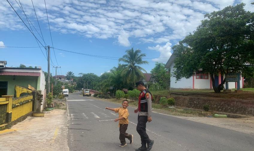 Commander Wish, Personil Batik Nau Bantu Para Siswa Menyebrang