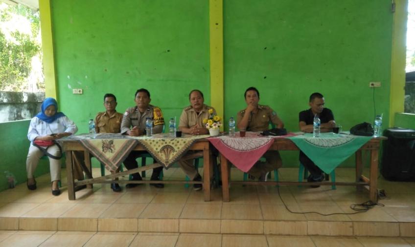 Bhabinkamtibmas Polsek Lais Saat Hadiri Pembagian BLT DD Desa Air Padang