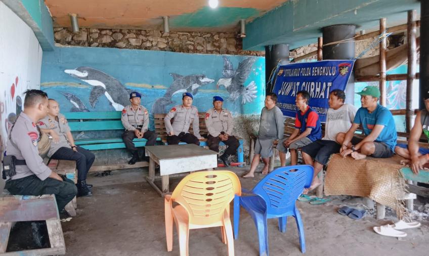 Jumat Curhat, Ditpolairud Polda Bengkulu Bagikan Paket Beras ke Kelompok Nelayan Lumba Lumba
