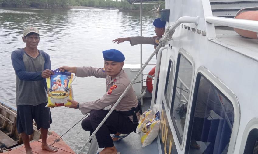 Ditpolairud Polda Bengkulu Bagikan Beras ke Nelayan di Kolam Pelabuhan Pulau Baai