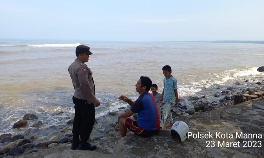 Monitoring Lokasi Wisata, Bhabinkamtibmas Sampaikan Pesan Kamtibmas 