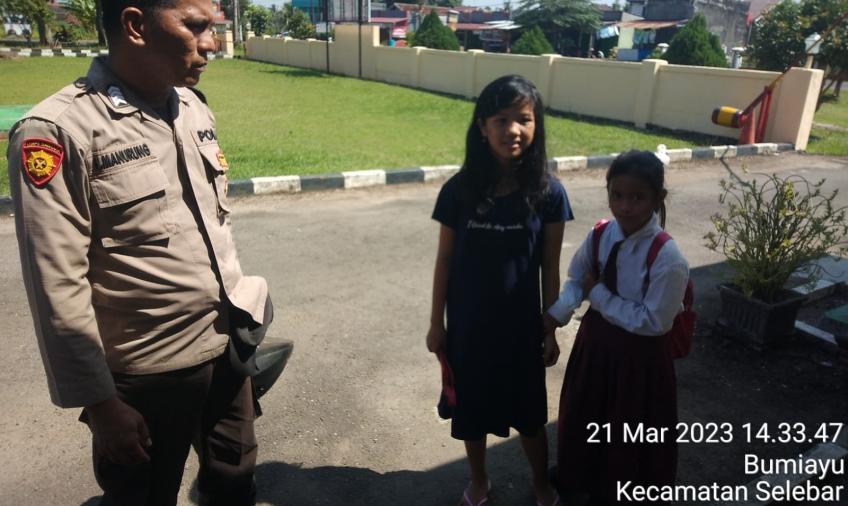 Tak Dijemput keluarga, Bhabinkamtibmas ini Antarkan Siswa SDN 16 ke Keluarganya