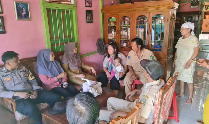 Bhabinkamtibmas Kunjungi Rumah Warga Penderita Stunting