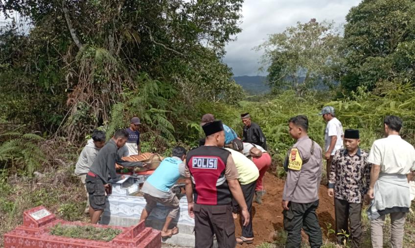 Bhabinkamtibmas Hadiri Pemakaman Warga yang Meninggal Dunia di Pondok Kebun