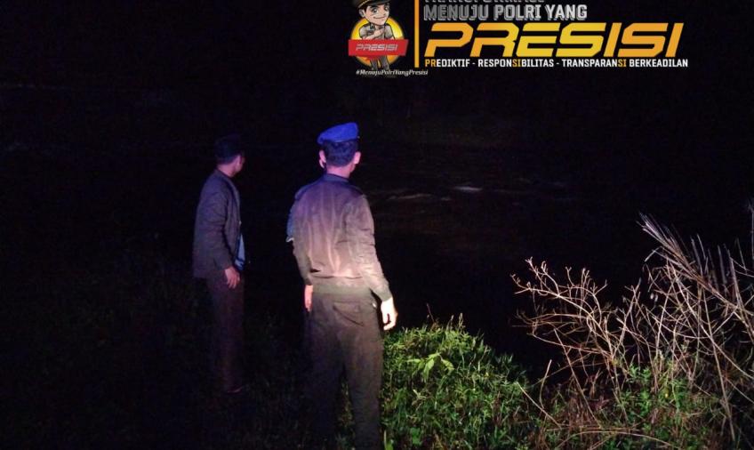Polisi saat melakukan pencarian