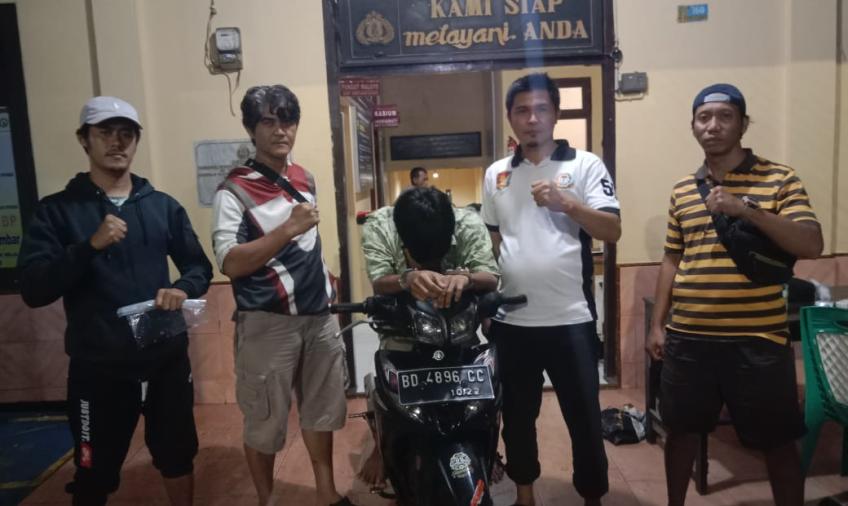 Terduga Pelaku Saat Diamankan di Polsek Teluk Segara