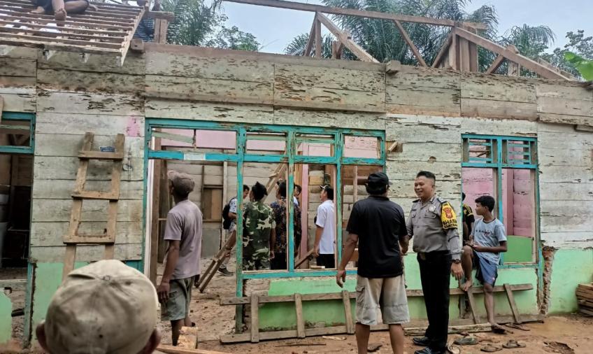 Bhabinkamtibmas Batik Nau Gotong Royong Membangun Rumah Warga Tak Layak Huni