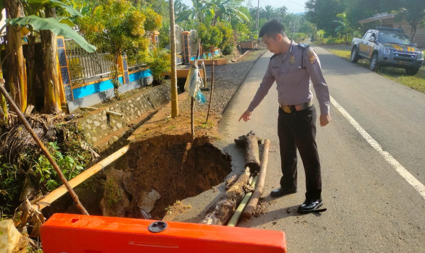 Polsek Giri Mulya Pasang Barier di Jalan Amblas Sebagai Tanda Peringatan