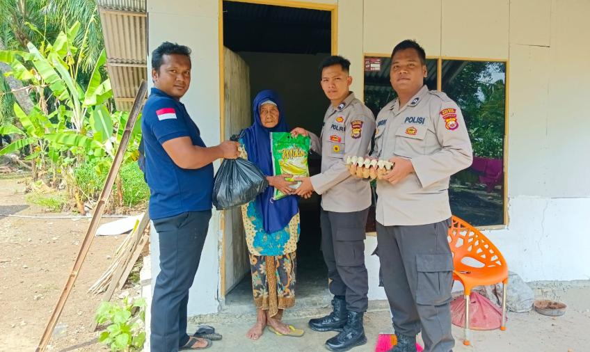 Berkah Ramadan, Personel Polres Mukomuko Tebar Kebaikan dengan Berbagi