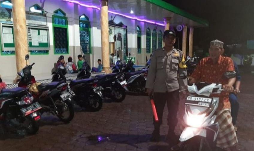 Personel Polsek Gading Cempaka Lakukan Pengamanan Salat Tarawih di Masjid Jami Bhabusalam