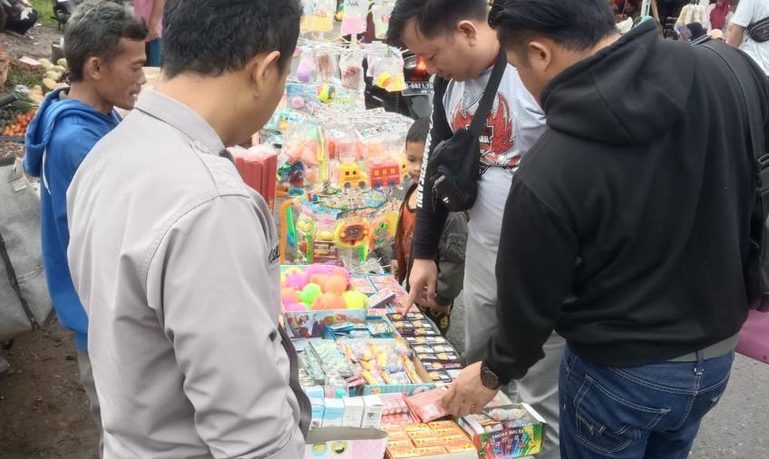 Operasi Pekat Nala, Polsek Pondok Kelapa Sita Puluhan Petasan dari Pedagang