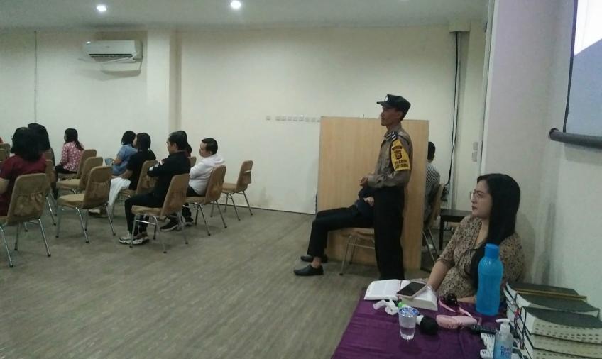 Bhabinkamtibmas Polsek Teluk Segara Lakukan Pengamanan Ibadah Mingguan Umat Kristia