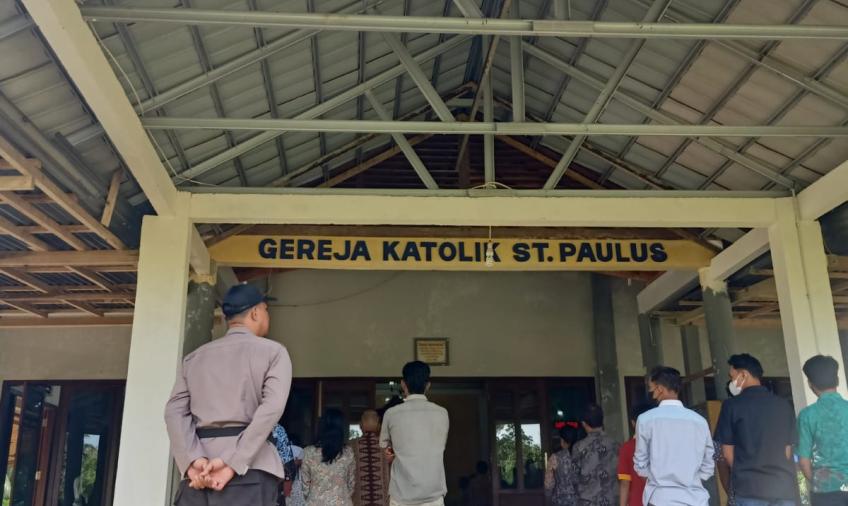 Polsek Ketahun Beri Pengamanan Gereja 