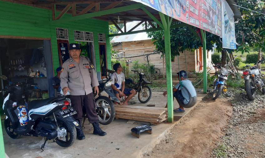 Personel Polsek Padang Jaya Laksanakan Sosialisasi Larangan Penggunaan Knalpot Brong