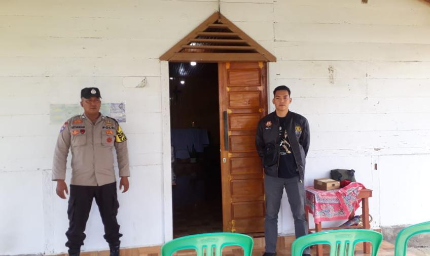 Personel Polsek Bermani Ulu Lakukan Pengamanan Ibadah Mingguan di Gereja