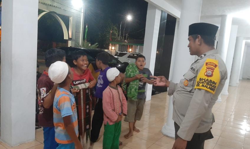 Berikan Rasa Aman, Salat Tarawih di Masjid Agung Muttaqien Dijaga Personel Polsek Teluk Segara