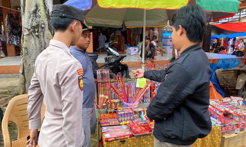 Datangi Pasar, Polsek Nasal Sita Petasan  