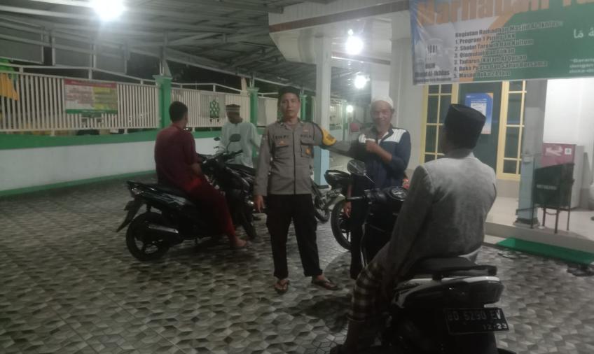 Polsek Gading Cempaka Hadirkan Polisi Saat Salat Subuh di Masjid