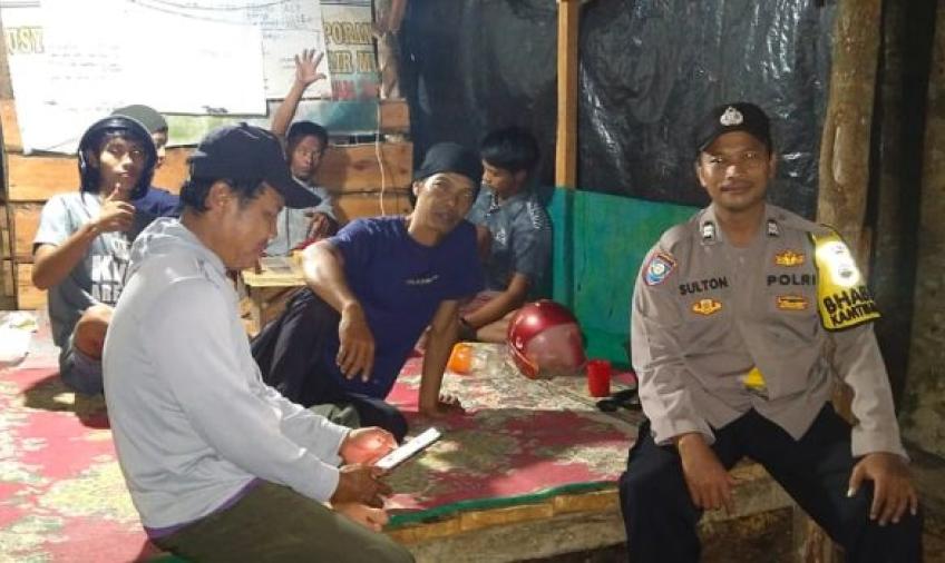 Ramadan, Bhabinkamtibmas Aktif Meronda Bersama Warga di Poskamling