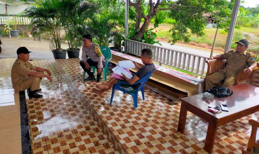 Sambang Warga Dengan Humanis, Bhabinkamtibmas Sampaikan Pesan Kamtibmas kepada Warganya