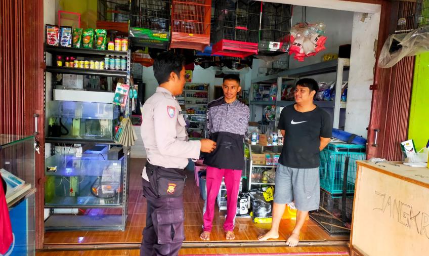  Bhabinkamtibmas Saat Beri Himbauan Kamtibmas Ke Pemuda 