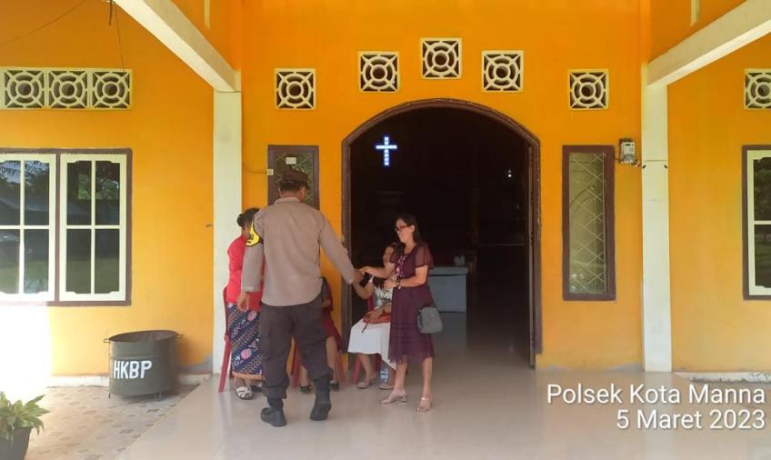Personel Polsek Kota Manna Laksanakan Pam Gereja Gekesia dan Santo Petrus Kota Manna 