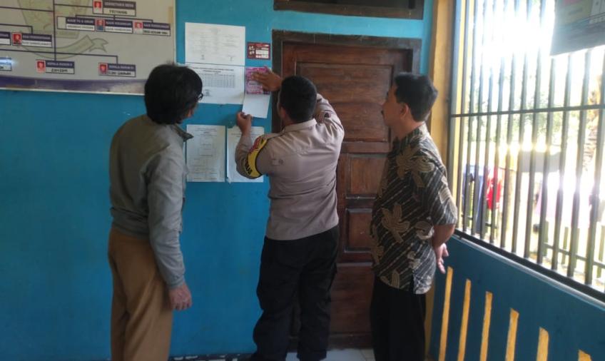 Bhabinkamtbmas Polsek Lebong Utara Pasang Stiker "Hotline Dumas Presisi"