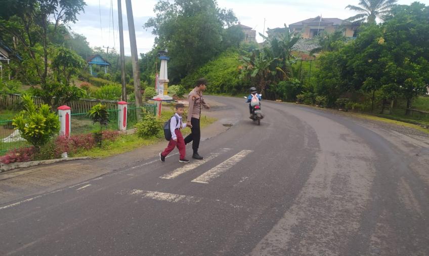 Polsek Batik Nau Berikan Pelayanan Pagi Kepada Anak Sekolah dan Masyarakat