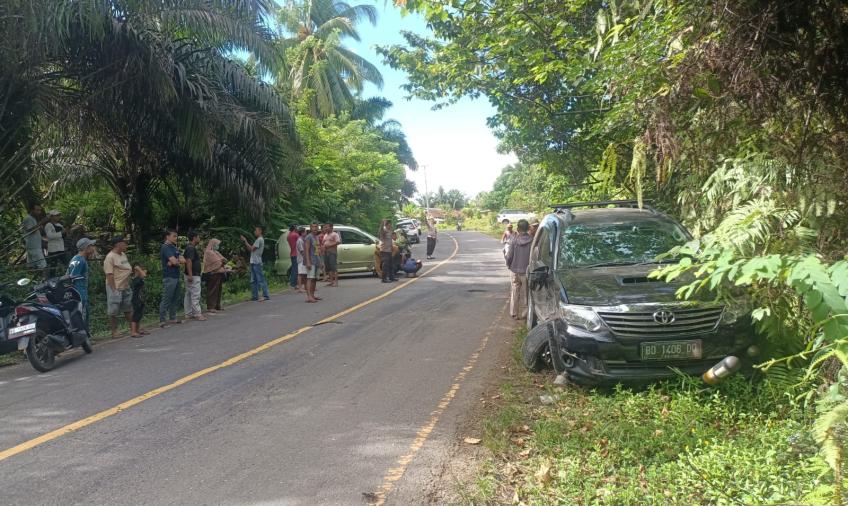 Lakalantas di Bengkulu Utara Fortune dan Xenia "Adu Kambing"