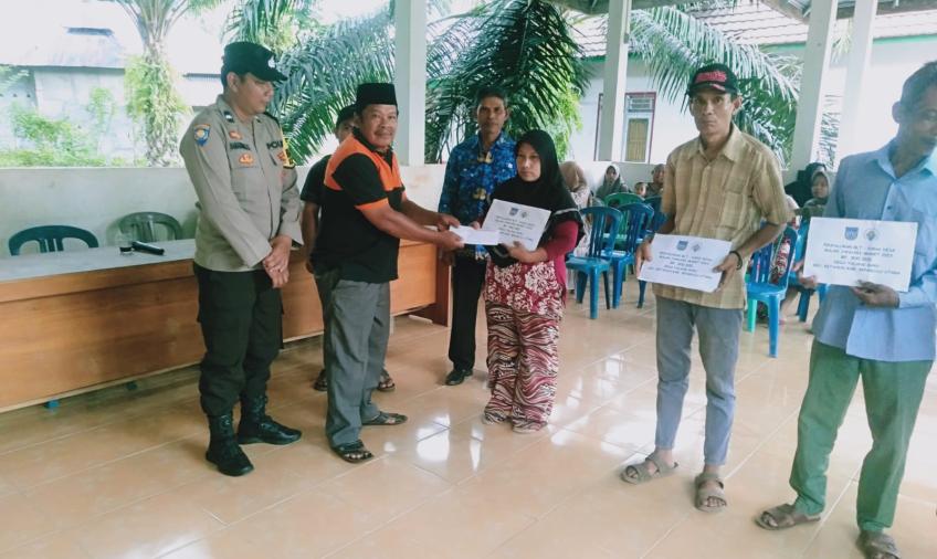 Kawal Pembagian BLT, Bhabinkamtibmas Polsek Ketahun Titip Pesan Kamtibmas    