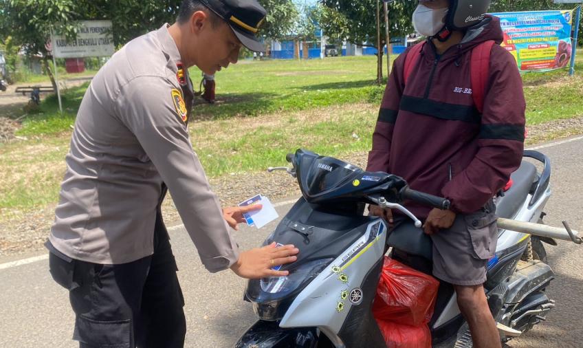 Polsek Giri Mulya Beri Imbauan dan Pasang Stiker Tertib Berlalu Lintas
