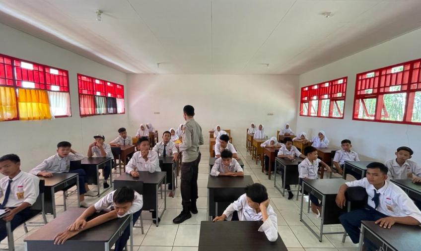 Sat Binmas Berikan Penyuluhan di SMP Negeri 48 Bengkulu Utara