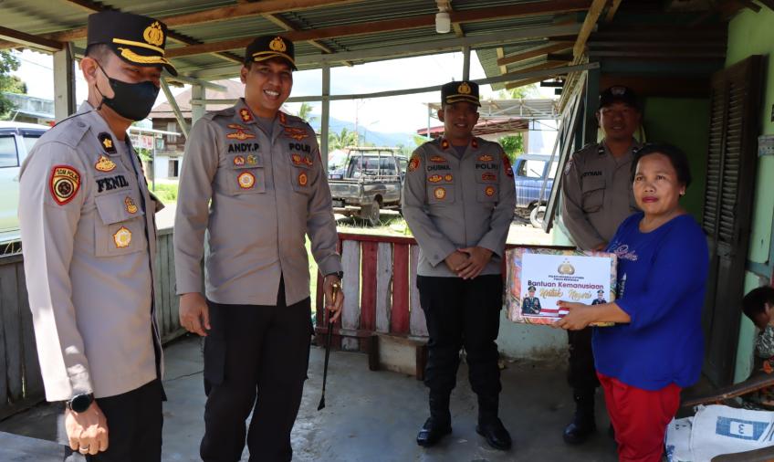 Kapolres Bengkulu Utara Berikan Bansos Kepada Warga yang Membutuhkan
